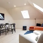 Bright & Airy Mezzanine Loft In - Flat 4, Elgin House شقة