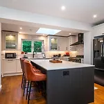 Spacious 5-bed With Garden Parking - Pass The Keys *