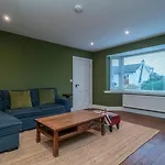 Vakantiehuis Spacious 5-bed With Garden Parking - Pass The Keys *