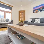 Family Friendly 3br Townhouse With 6 Beds And Parking