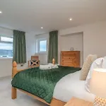 Spacious 5-bed With Garden Parking - Pass The Keys