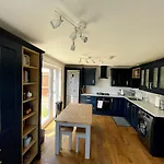 بيت للعطل Entire 3 Bedroom House In Suburban Area *