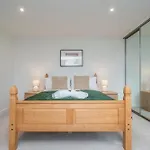 Spacious 5-bed With Garden Parking - Pass The Keys *
