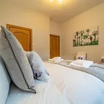 Family Friendly 3br Townhouse With 6 Beds And Parking *