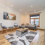Ferienhaus Family Friendly 3br Townhouse With 6 Beds And Parking