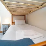 Family Friendly 3br Townhouse With 6 Beds And Parking *