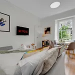 Stylish 2-bed Garden *