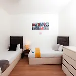 Lovely 2 Bdrm דירה *