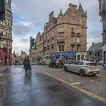 Charming 2-bed Flat Steps From The Royal Mile - Pass The Keys Apartman *
