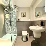 Modern 3 Bedroom Apartment, West End Διαμέρισμα *