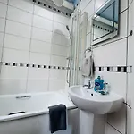 Peaceful Central Accessible Home With Great Amenities& Free Parking Apartament Edynburg