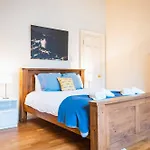 Semesterbostad Gayfield Place *