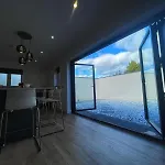Near Airport Stadium Zoo- Pets- Parking- Sleeps 10 Ferienhaus *