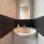 Апартаменты Stylish With Fast Wi-fi & Parking