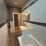 شقة 2 Bedroom Flat Near Centre *