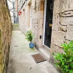 Centre Of Edinburgh's Historic Old Town - Blair Street - Sleeps 4