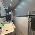 2 Bedroom Flat Near Centre