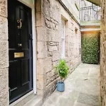 Centre Of Edinburgh's Historic Old Town - Blair Street - Sleeps 4 * Edinburgh