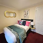Stylish & Spacious 4 Bedroom House *
