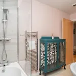 Bright Floor Haven Modern 2br In - Pass The Keys Διαμέρισμα