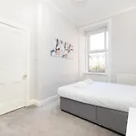 Apartmán Refined 2-bed Flat With Classic Charm *