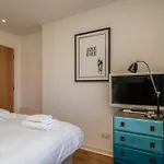 Bright Floor Haven Modern 2br In - Pass The Keys Διαμέρισμα
