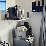 게스트하우스 Double With Shared Bathroom Near The Shore And Tram 에든버러