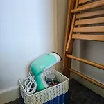 Double With Shared Bathroom Near The Shore And Tram 게스트하우스 *