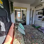 Double With Shared Bathroom Near The Shore And Tram 게스트하우스 에든버러