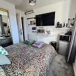 Double With Shared Bathroom Near The Shore And Tram 에든버러