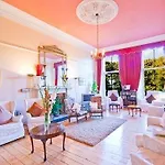 Konukevi Halcyon House 3*