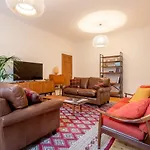아파트 Joivy Spacious Flat With Garden In Centre
