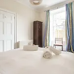 아파트 Joivy Spacious Flat With Garden In Centre