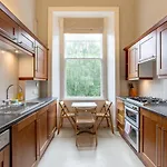 דירה Joivy Spacious In New Town Prime Location