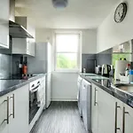 Charming 1 Bed With Castle View Apartman