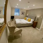 Escape To @ Abercromby Place Apartman