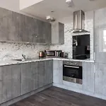 Spacious Newly Refurbished *