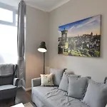 Pleasance Ground Floor Main Door Access Appartamento *