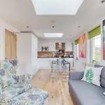 Bright 3 Bed Flat With Pool & Parking *