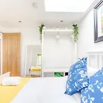 Bright 3 Bed Flat With Pool & Parking