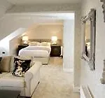 מלון Nira Caledonia 4*