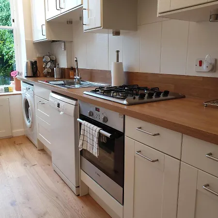 Roseneath Place - Lovely 2 Bed Near Meadows With Private Parking *