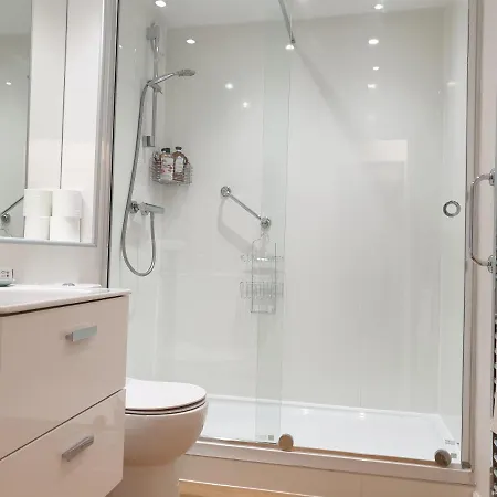 Roseneath Place - Lovely 2 Bed Near Meadows With Private Parking *