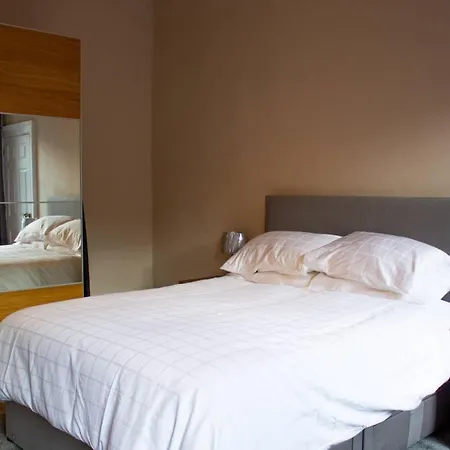 Stylish 3 Bedroom Flat In Historic West End Location Edimburgo