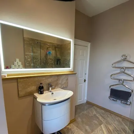 Stylish 3 Bedroom Flat In Historic West End Location Appartamento *