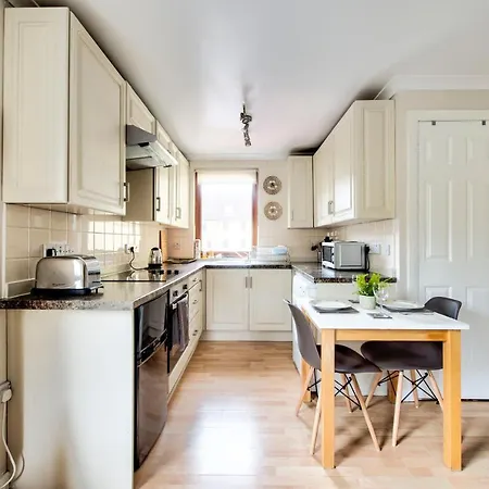 Stunning Studio Dean Village, Parking