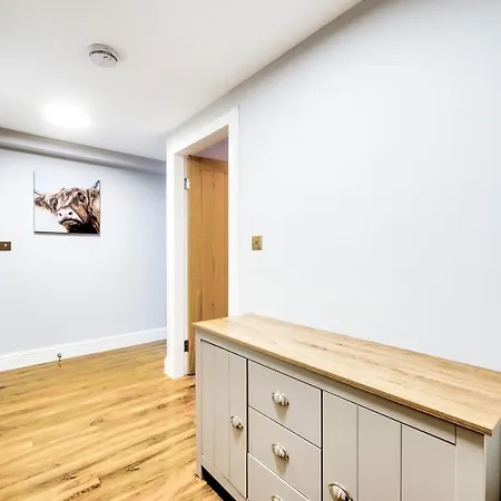 Newly Renovated 2-bedroom *