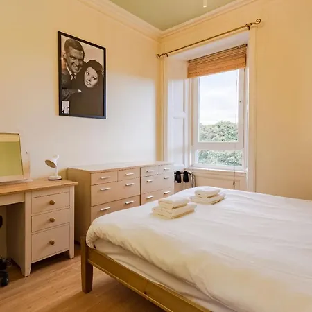 Apartment 1 Bedroom Overlooking Park *