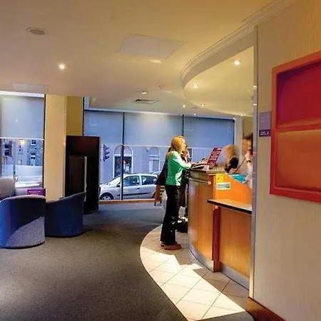 Отель Premier Centre Lauriston Place 3*