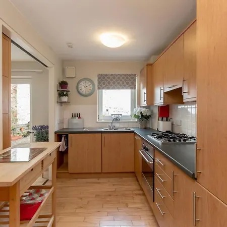 Uptown 2 Bed Apartment *